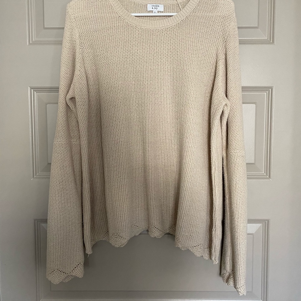 Neutral sweater with princess sleeves